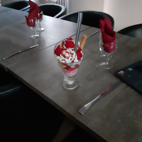 Ice_cream_and_strawberries